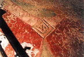 Christophorusfragment im Dachboden des Sakristeianbaus, Kragendetail mit herausgekratzter Agraffe
